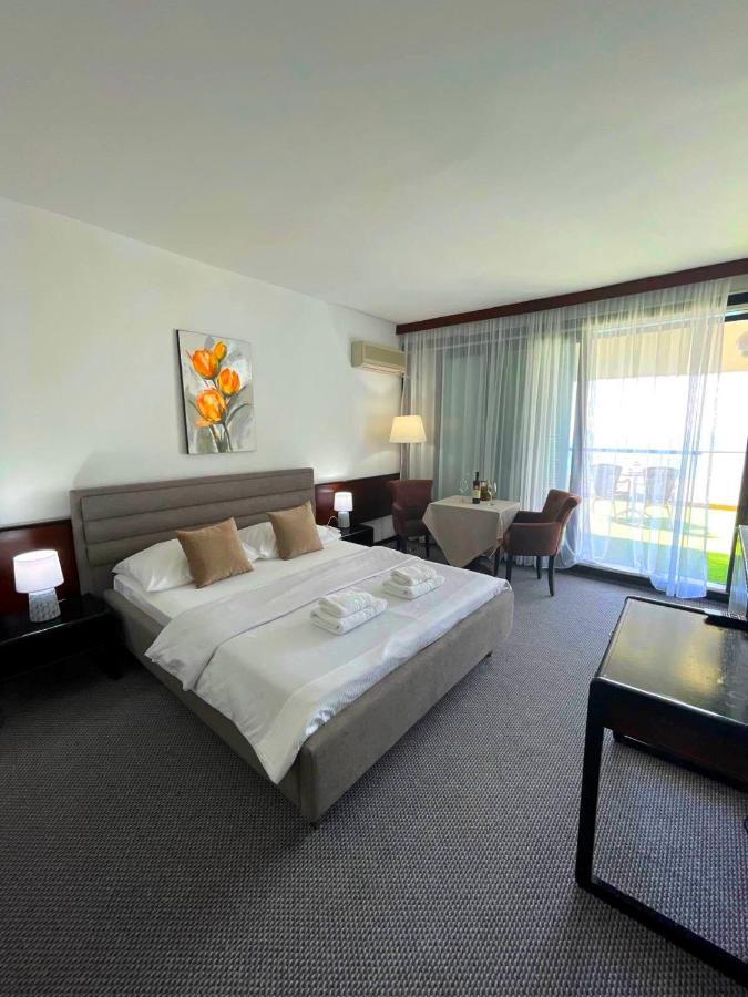 Corpus A - Hotel Albatros อุลซิน ภายนอก รูปภาพ