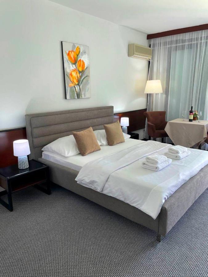 Corpus A - Hotel Albatros อุลซิน ภายนอก รูปภาพ